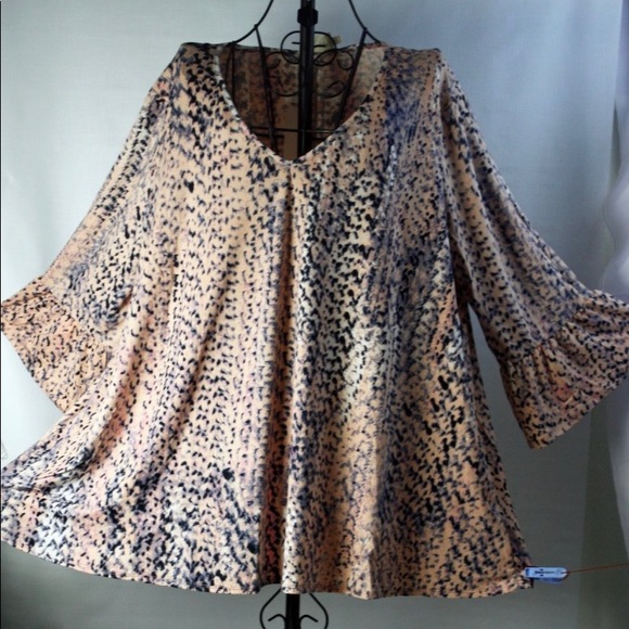 🌞Plus Size Peach Animal Print Cut-Out Sleeve Top - Picture 2 of 4